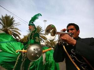 الاف الزوار الشيعة يتدفقون على كربلاء