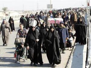 زوار شيعة في طريقهم لحضور احتفال في بغداد يوم الخميس
