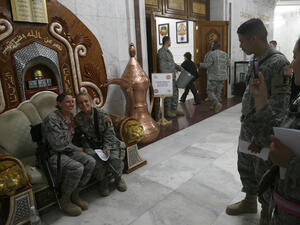 ترامب يتهم القوات الأمريكية بسرقة الملايين في العراق