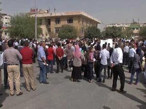 تظاهرات حاشدة للموظفين والمعلمين في مدينة السليمانية