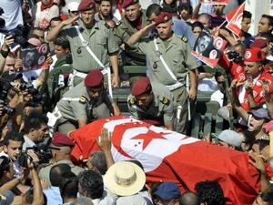 Tunisian soldiers salute as they load the coffin of assassinated opposition leader Mohammed Brahmi during his funeral procession on 27 July 2013 in Tunis. (AFP/Fethi Belaid)