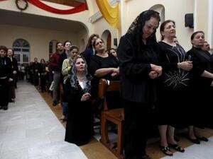 مسيحيون عراقيون يحضرون قداس الجمعة الحزينة في كنيسة ببغداد
