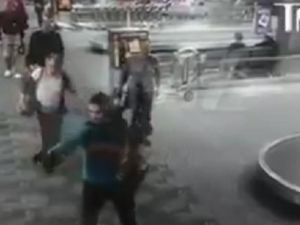 المهاجم كان يتمشى وفجأة أخرج المسدس