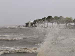 مقتل 17 شخصا بإعصار عنيف ضرب جزر فيجي