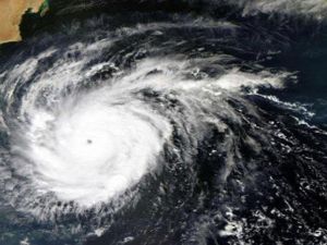 إعصار هائل يقترب من جزيرة فيجي