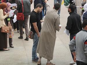 حذر نشطاء من مغبة تنفيذ قرار المنع لأنه قد يفتح الباب نحو التطرف