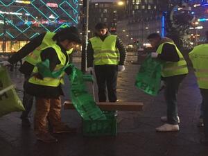 شبان مسلمون ينظفون شوارع كوبنهاغن بعد احتفالات السنة الجديدة