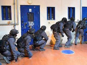 مواجهات محدودة اندلعت بين الجنود وعشرات الشبان في محيط قبر يوسف