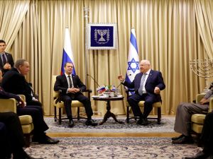 الرئيس الإسرائيلي رؤوفن ريفلين ورئيس الوزراء الروسي ميدفيدف 