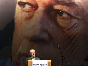 بيريز يتحدث في الذكرى الخامسة عشرة لاغتيال رابين-أ.ف.ب