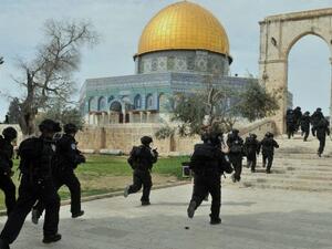 شرطة الإحتلال تعتقل 12 فلسطينياً من باحات الأقصى الشريف