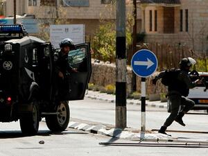 مواجهات عنيفة اندلعت بين عشرات الشبان وبين قوة عسكرية داهمت منطقة بلاطة