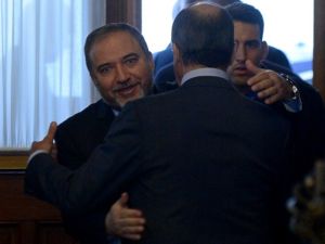 سيتولى ليبرمان حقيبة الدفاع خلفا لموشيه يعالون - أ ف ب