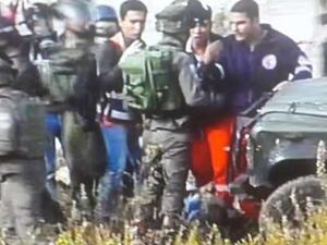 صورة للشاب ملقى على الارض والجنود يمنعون طواقم طبية من اسعافه