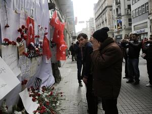 A man reacts in front of a makeshift memorial at the location of the blast of a suicide attack on Istiklal Street, a major shopping and tourist district, in central Istanbul, on March 20, 2016. (AFP/Yasin Akgul)