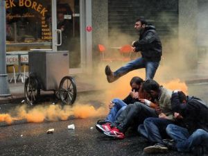 يصر المعارضون على أن احتجاجاتهم "سلمية"