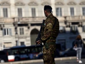 دورية للجيش الايطالي قرب كاتدرائية سان جوفاني في روما

