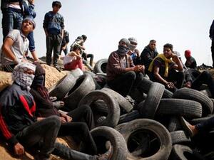 المتظاهرون أشعلوا مئات الإطارات قرب الخط العازل