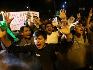 الآلاف يتظاهرون في البيرو ضد العفو عن الرئيس السابق فوجيموري
