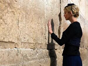 بعد ان صلت ايفانكا التي ارتدت ملابس سوداء اللون، قامت بمسح دموعها من التأثر

