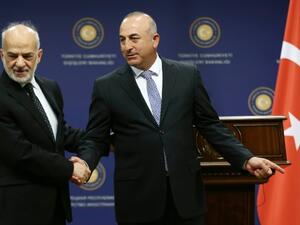 وزير الخارجية العراقي ابراهيم الجعفري مع نظيره التركي تشاوش اوغلو
