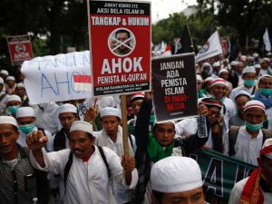 الآلاف من المسلمين في اندونيسيا يتظاهرون ضد حاكم جاكرتا
