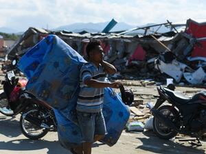 أكثر من 830 قتيلا بتسونامي إندونيسيا والسلطات تطلب المساعدة
