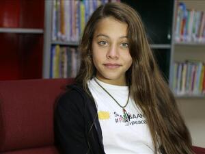 تُزين "جنى"، حديقة منزلها، بمخلفات قنابل الغاز المسيل للدموع 