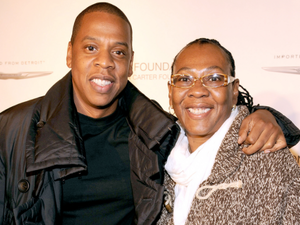 جاي زي ووالدته غلوريا كارتر (usmagazine.com)