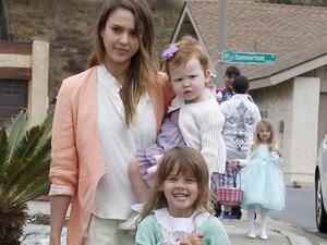 النجمة العالمية جيسكا البا وعائلتها