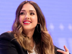 The actress layered a simple white T-shirt underneath her blazer (Source: Jessicaalbafanclub / Instagram) 