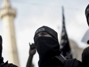 مسلحون جهاديون ملثمون على جبهاتهم  كلمة التوحيد (لا إله إلا الله محمد رسول الله)