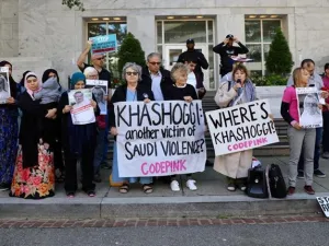  نفى المسؤولون السعوديون ذلك، وقالوا إن الرجل زار القنصلية، لكنه غادرها بعد ذلك
