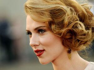 سكارليت جوهانسون مشرقة ومشعة تحت أشعة شمس نيويورك
