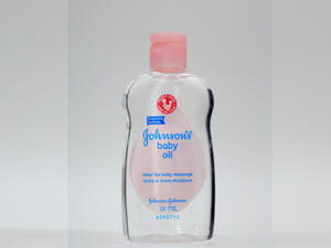 من فوائد زيت جونسون يزيل تشققات الكعبين