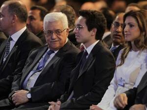 الرئيس الفلسطيني مشاركا في المنتدى والى يمينه شقيق العاهل الاردني الامير فيصل والى يساره ولي العهد الاردني الامير حسين والملكة رانيا/أ.ف.ب