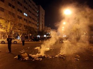 متظاهرون يحرقون قمامة في احد شوارع عمان/أ.ف.ب