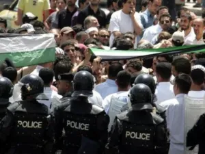 عناصر شرطة مكافحة الشغب يراقبون تظاهرة امام السفارة الاسرائيلية في عمان في 4 حزيران/يونيو 2010
