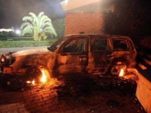 سيارة تشتعل بعد احراقها داخل مجمع القنصلية الاميركية في بنغازي 
