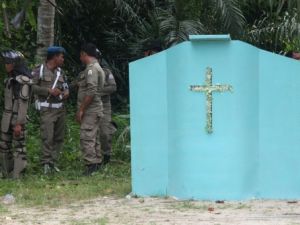 قوات الامن تدمر كنائس بعد اعمال عنف دينية في اندونيسيا