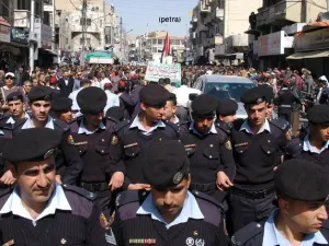 رجال أمن يحمون المتظاهرين من البلطجية