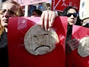 رفع الأردنيين الخبز شعارا لاحتجاجاتهم- ارشيف 
