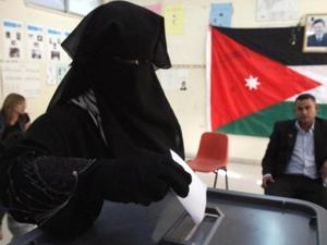 اردنية تدلي بصوتها 