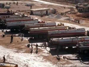 صهاريج نفط عراقية تقوم بتفريغ حمولتها في مصفاة اردنية