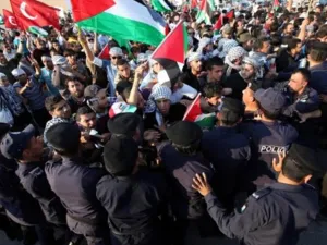 الأمن الأردني يحاصر مسيرة الكرامة ويقمع المتظاهرين