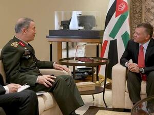 العاهل الأردني الملك عبد الله الثاني ورئيس أركان الجيش التركي خلوصي آكار 