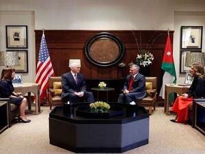 العاهل الأردني عبد الله الثاني خلال استقباله نائب الرئيس الأمريكي مايك بنس