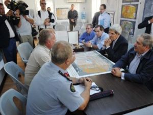 كيري برفقة وزير الخارجية الاردني ناصر جودة في مخيم الزعتري/أ.ف.ب