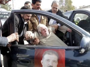 انصار احد المرشحين يحاولن مساعدة مسن لايصاله الى مركز اقتراع للتصويت/أ.ف.ب