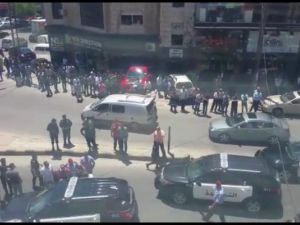 دوريات امنية في محيط موقع مطاردة المتهمين بارتكاب الجريمة